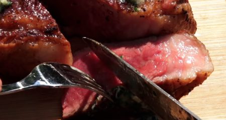 肉厚のポーターハウスステーキを食べる動画